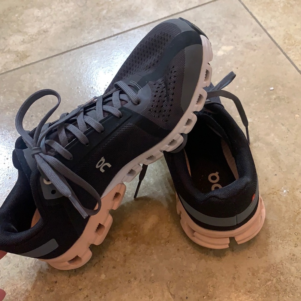 On Cloud flow running shoes